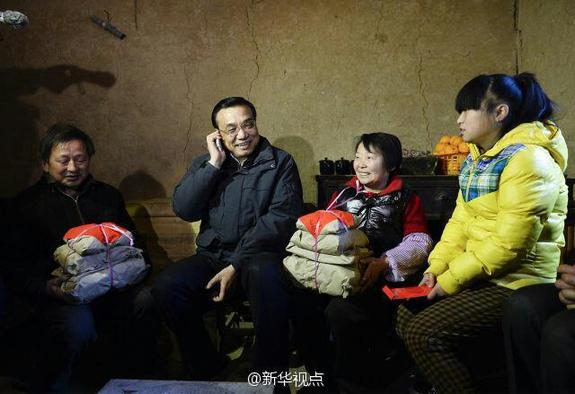 27日，李克強到安康旬陽金坡村看望留守兒童。