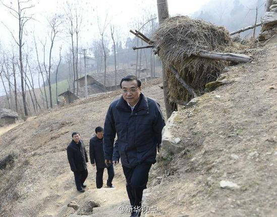 27日，李克強到安康旬陽金坡村看望留守兒童。