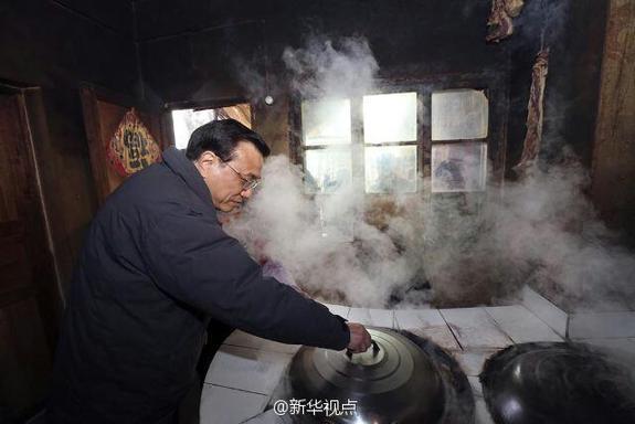 27日，李克強到安康旬陽金坡村看望留守兒童。