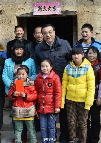 27日，李克強到安康旬陽金坡村看望留守兒童。