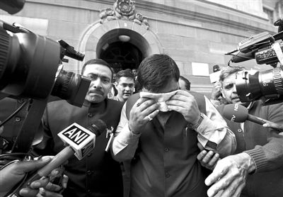 13日，印度議會(huì)下院開會(huì)時(shí)發(fā)生混亂，議員打作一團(tuán)，甚至有議員噴辣椒噴霧，致使不少議員呼吸困難，倉(cāng)促離