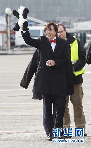 2月23日，在比利時首都布魯塞爾的國家機(jī)場，比利時首相迪呂波手舉熊貓玩具歡迎大熊貓“星徽”和“好好”