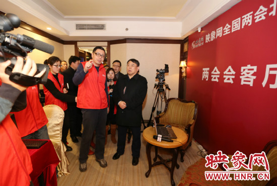 朱夏炎視察映象網(wǎng)全國(guó)兩會(huì)北京演播室 寄語(yǔ)爭(zhēng)做第一 朱夏炎視察映象網(wǎng)全國(guó)兩會(huì)北京演播室 寄語(yǔ)爭(zhēng)做第一