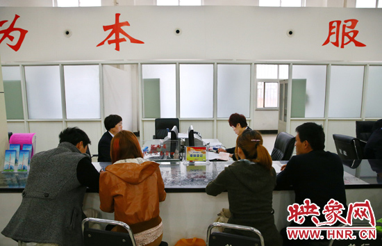 在陽(yáng)光大廈一樓大廳內(nèi)，分布著人社局、民政局等與群眾利益相關(guān)的民生服務(wù)窗口。