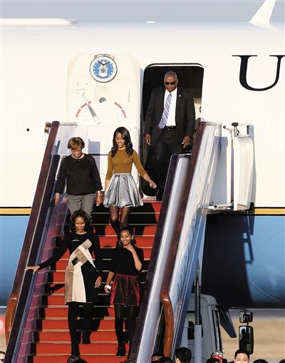 昨日下午5時30分，美國第一夫人米歇爾走出專機艙門，抵京開始訪華。與其一同來訪的家庭成員還有她的母親