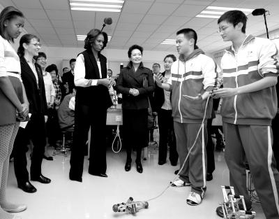 昨天上午，彭麗媛與米歇爾共同參觀北師大二附中，觀看學(xué)生們演示自己設(shè)計制作的幾何機(jī)器人。