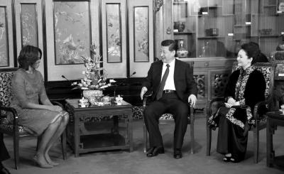 昨晚，國家主席習(xí)近平和夫人彭麗媛在北京釣魚臺國賓館會見美國總統(tǒng)奧巴馬夫人米歇爾。