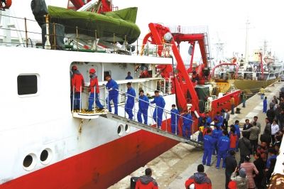  4月8日，“科學(xué)號”科學(xué)考察船從青島市中苑碼頭啟航，赴沖繩海槽區(qū)域進行科學(xué)考察。圖/CFP