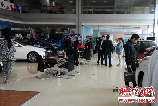 一大早來到4S店選車的顧客絡(luò)繹不絕。