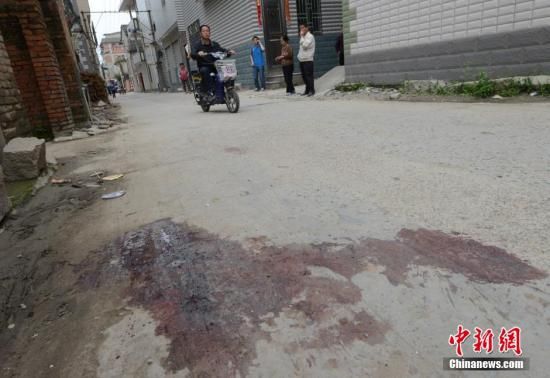 4月28日，福建省福州市閩侯縣發(fā)生一起惡性駕車撞人事件，圖為事發(fā)現(xiàn)場血跡斑斑。中新社發(fā) 劉可耕 攝