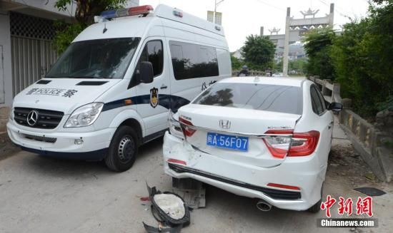  4月28日，福建省福州市閩侯縣發(fā)生一起惡性駕車撞人事件，圖為被撞車輛損毀嚴(yán)重。經(jīng)初查，該肇事男子叫林某新（漢族，37歲，福州長樂人），因婚姻問題，情緒失控，駕車從閩侯縣青口鎮(zhèn)往尚干鎮(zhèn)方向，沿奔馳大道行駛，連續(xù)撞人。中新社發(fā) 劉可耕 攝
