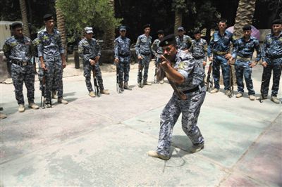 　5日，伊拉克巴格達(dá)，新招募的安全部隊(duì)成員進(jìn)行訓(xùn)練。