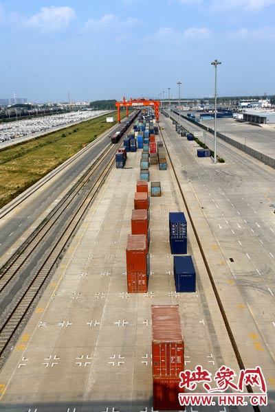 深處中原腹地的鄭州卻提出了一個(gè)響亮的口號(hào)，要打造成為中西部地區(qū)對(duì)外貿(mào)易的“無水港”。