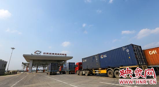 一頭連著生產(chǎn)，一頭牽著消費(fèi)，現(xiàn)代物流業(yè)成為經(jīng)濟(jì)運(yùn)行的血脈。