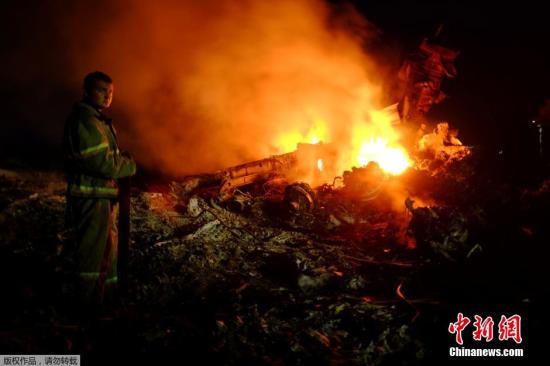 圖為馬航波音777客機(jī)在頓涅茨克地區(qū)墜毀的現(xiàn)場(chǎng)。