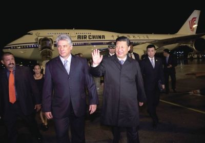 21日晚,習(xí)近平乘坐的專機抵達哈瓦那何塞·馬蒂國際機場。古巴國務(wù)委員會第一副主席兼部長會議第一副主席