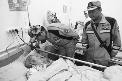 緊張的救援間隙，中國(guó)緊急救援河南基地的隊(duì)員還探望了被救的84歲老人。