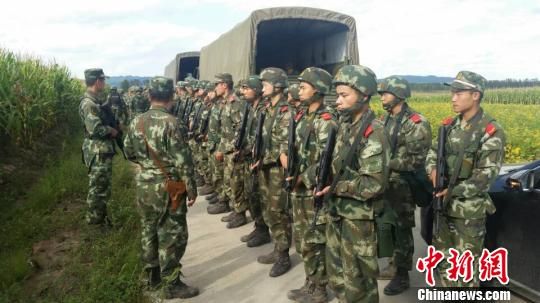 黑龍江武警發(fā)現(xiàn)脫逃嫌犯高玉倫蹤跡準(zhǔn)備武裝合圍(圖) 黑龍江武警發(fā)現(xiàn)脫逃嫌犯高玉倫蹤跡準(zhǔn)備武裝合圍(圖)