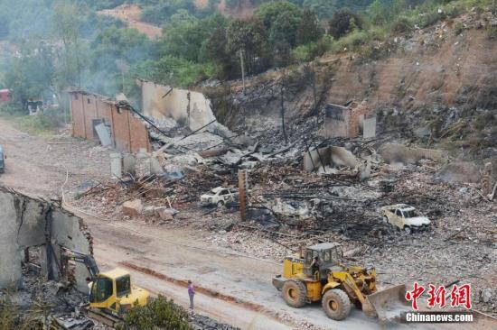 9月23日上午，花炮廠清理工作正在進(jìn)行，山谷內(nèi)的廠房已被爆炸夷為平地。中新社發(fā) 楊華峰 攝