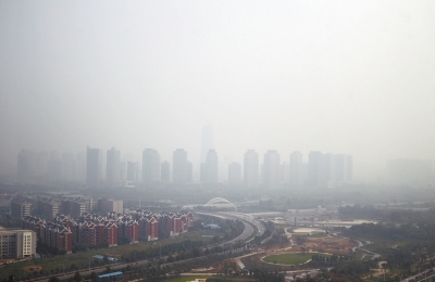 玉米秸稈煙淹了“大玉米”10月7日，霧霾籠罩下的鄭東新區(qū)CBD。