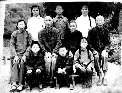 1970年，何兆勝一家人在荊門(mén)合影，中排左二為何兆勝。
