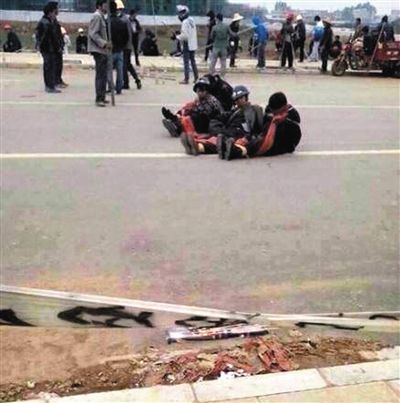 14日，沖突現(xiàn)場(chǎng)，幾名頭戴鋼盔的人被捆綁著。圖/東方IC