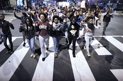 　24日，美國華盛頓，民眾在白宮前參加示威，抗議不起訴槍殺黑人青年的白人警察。