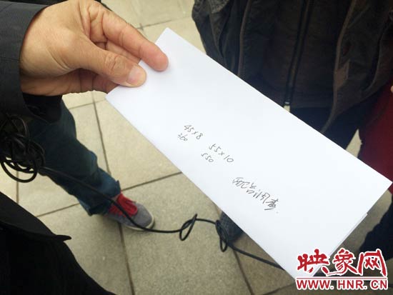 經(jīng)過初步測(cè)量，河南省人民會(huì)堂主樓的違法廣告牌面積為910平米。