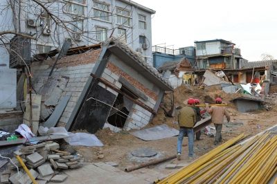 坍塌事故發(fā)生后，房屋傾倒在地面上。記者 徐曉帆/攝