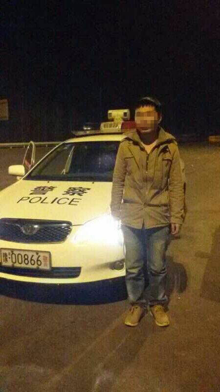 男子被父親拋棄后，在高速交警的幫助下才得以回家。