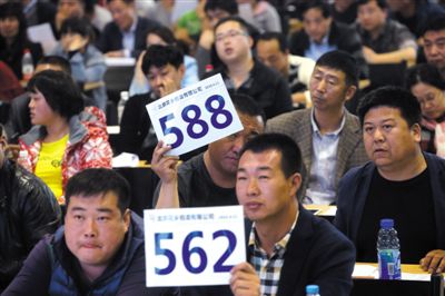 昨日，拍賣現(xiàn)場(chǎng)競(jìng)拍者舉牌競(jìng)拍。新京報(bào)記者