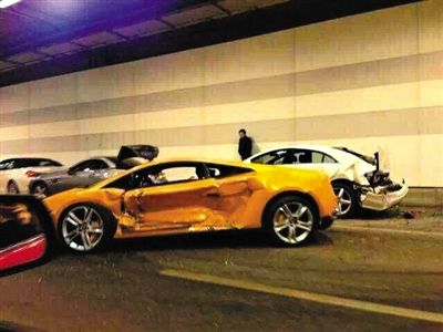 一目擊者出示照片，隧道內(nèi)，事發(fā)時(shí)還停著多輛車，其中一輛黃色豪車車門明顯內(nèi)凹，另一白色車車尾損毀嚴(yán)重。