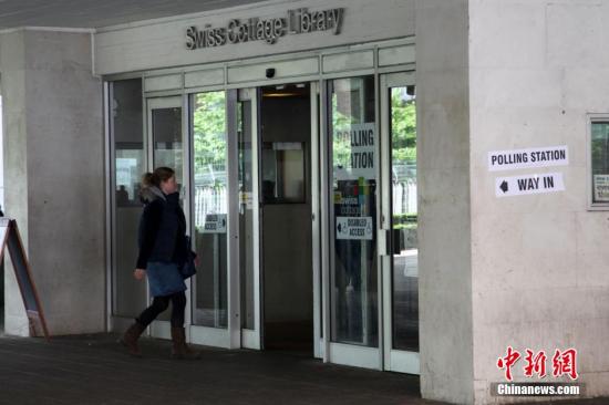 月7日，英國舉行大選，650個選區(qū)的選民前往投票站，選出代表各自選區(qū)的國會議員，贏得全國超過半數(shù)選區(qū)議席(即超過325個席位)的政黨，則獲得執(zhí)政權(quán)。圖為一名選民進(jìn)入投票站投票。<a target='_blank' ><p  align=