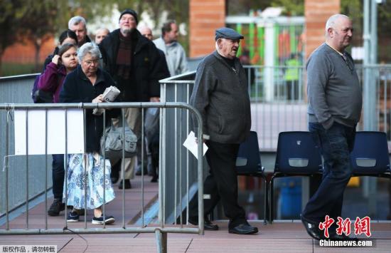 2015年英國大選投票已經(jīng)于當(dāng)?shù)貢r間5月7日早7點(北京時間7日下午14時)開始。選民將在首相卡梅倫領(lǐng)導(dǎo)的保守黨、米利班德領(lǐng)導(dǎo)的工黨及其他一些小黨中做出抉擇，投票結(jié)果將于8日出爐。