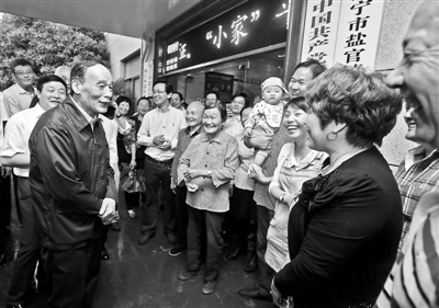 5月8日，王岐山與海寧市鹽官鎮(zhèn)桃園村黨委班子成員、老黨員和群眾親切交流供圖/新華社