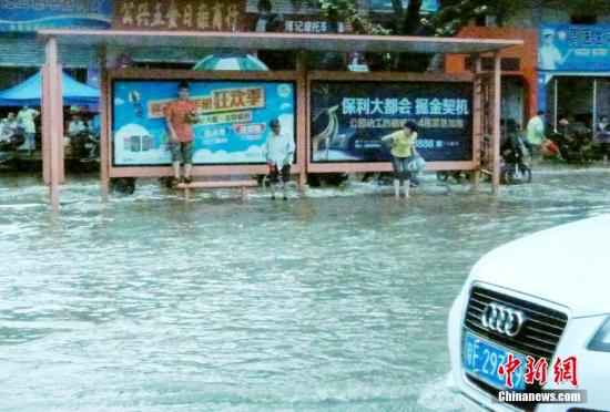 圖為暴雨持續(xù)兩小時，韶關(guān)市區(qū)又變“水城”。陳惠賢 攝
