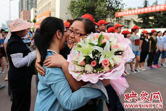 考試結束，考生與家長深情的擁抱