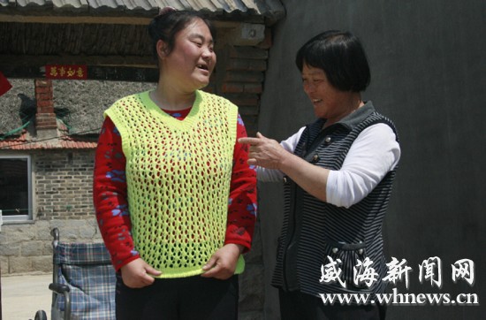 王炳鳳正在陪女兒鍛煉。記者 李偉 攝