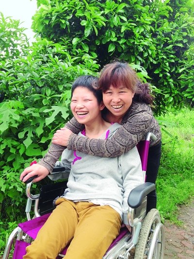 黃揚(yáng)和母親許秀梅在陽光下好開心。（黃珊攝）