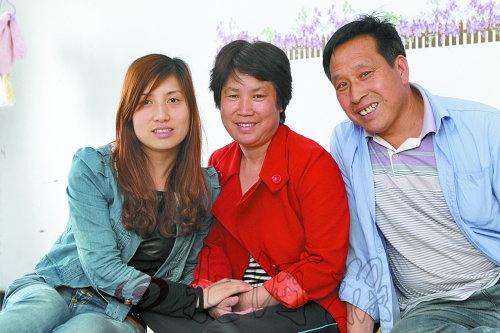 牛松玲（圖中）、郭新成夫妻和女兒