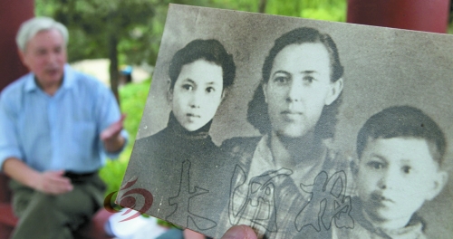 　前晚，花甲老人黎遠(yuǎn)康特意給遠(yuǎn)在哈薩克斯坦的老媽送上了母親節(jié)祝福