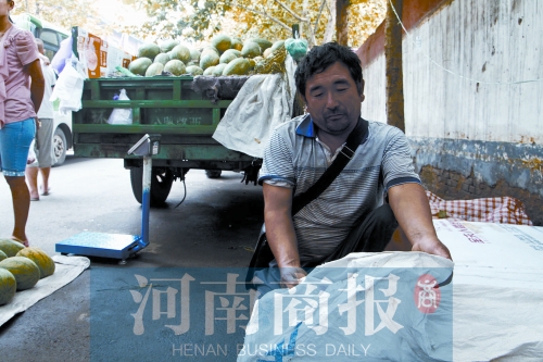 錢包就裝在這個編織袋里，枕在老陳頭下，沒想到還是被偷走了 實習生 唐韜/攝