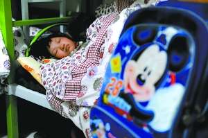 一名兒童昨晚在蘭考縣臨時(shí)救助站的房間入睡。新華社發(fā) 一名兒童昨晚在蘭考縣臨時(shí)救助站的房間入睡。新華社發(fā)