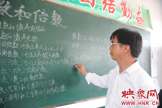 王格現(xiàn)在給5年紀(jì)的孩子們上課。