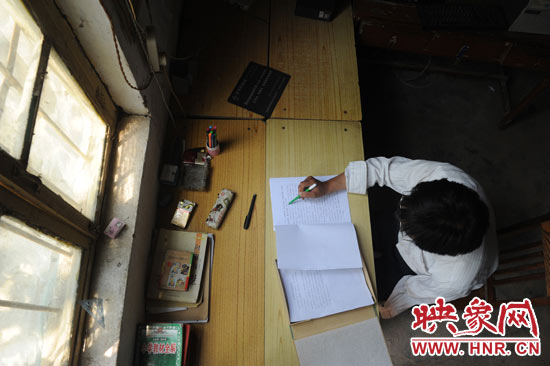 圖為王格現(xiàn)在審閱文件。