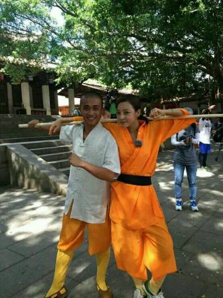 這些參加節(jié)目的女星當(dāng)中既有歌手，又有演員，都是時尚年輕且受歡迎的女星。