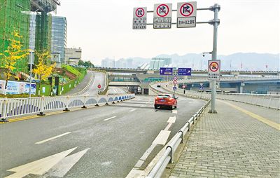 12月18日，本報記者駕車經過江北嘴千廝門大橋匝道附近道路和財信廣場旁支路體驗時，收音機里能聽到神秘的路況提示音。本報記者