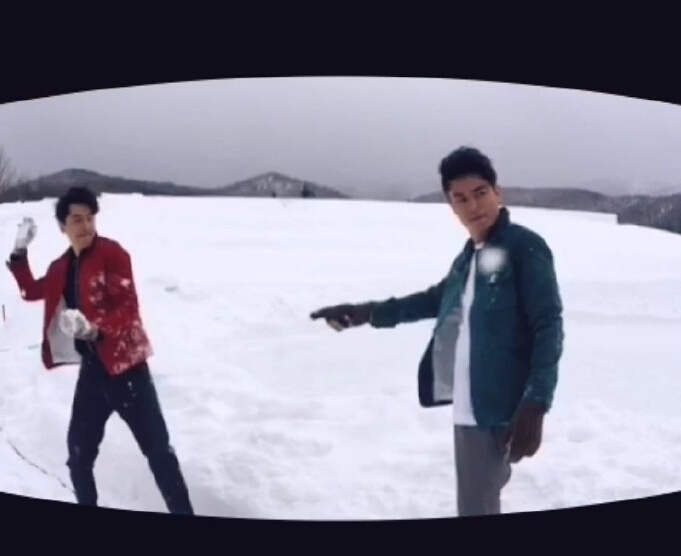 胡歌和霍建華為雜志拍攝了一組封面照，二人穿著同款風(fēng)衣，在白雪中端著咖啡，恩愛(ài)“虐狗”