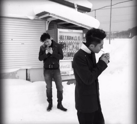 胡歌和霍建華為雜志拍攝了一組封面照，二人穿著同款風(fēng)衣，在白雪中端著咖啡，恩愛(ài)“虐狗”