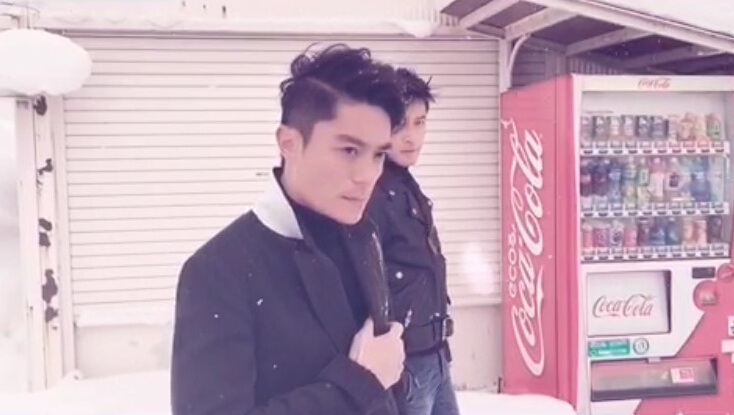 胡歌和霍建華為雜志拍攝了一組封面照，二人穿著同款風(fēng)衣，在白雪中端著咖啡，恩愛(ài)“虐狗”